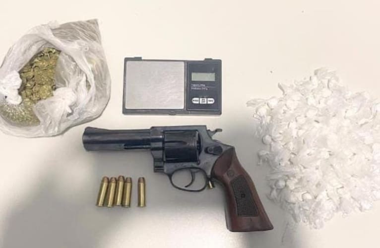 Homem é preso por tráfico de drogas e posse ilegal de arma no N-7, em Petrolina, PE Homem é preso por tráfico de drogas e posse ilegal de arma no N-7, em Petrolina, PE