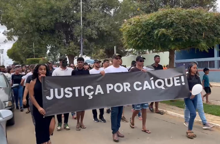 Familiares e comunitários promovem manifestação após morte de jovem durante ação policial em Curaçá, BA Familiares e comunitários promovem manifestação após morte de jovem durante ação policial em Curaçá, BA