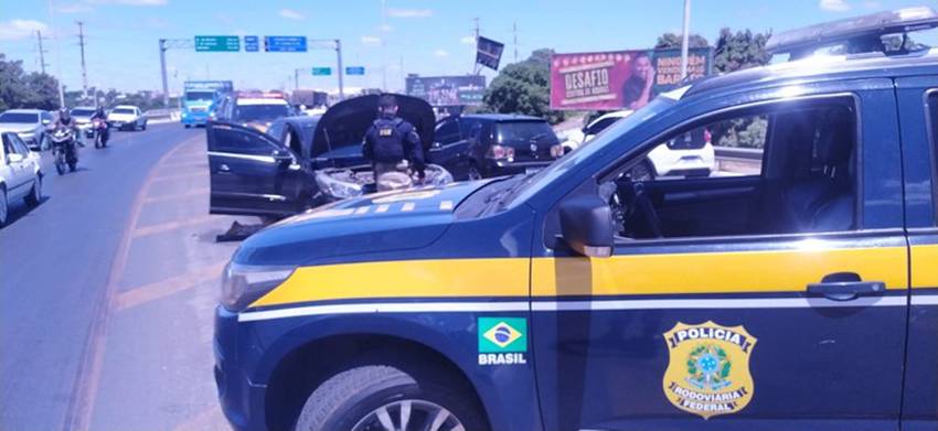 PRF recupera em Petrolina carro roubado na Bahia PRF recupera em Petrolina carro roubado na Bahia