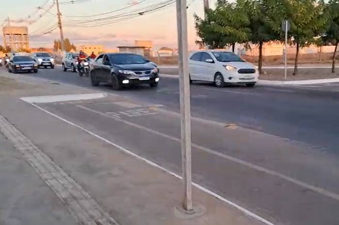 Morador pede faixas revitalizadas e elevadas para travessia segura em trecho de Petrolina, PE Morador pede faixas revitalizadas e elevadas para travessia segura em trecho de Petrolina, PE