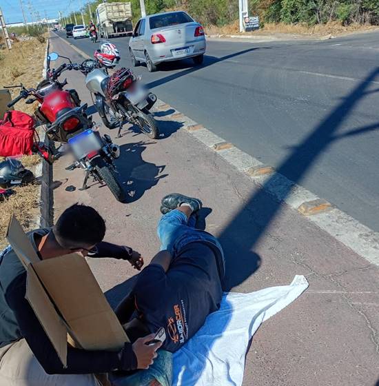 Motociclista se fere após bater na traseira de caminhão em Petrolina, PE Motociclista se fere após bater na traseira de caminhão em Petrolina, PE