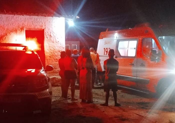 Homem é morto e mulher baleada no Bebedouro, em Petrolina, PE Homem é morto e mulher baleada no Bebedouro, em Petrolina, PE