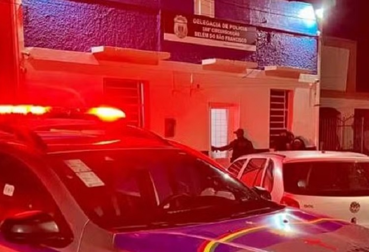 Menina de 11 anos está em estado grave após ser espancada por colegas de escola em Belém do São Francisco, PE Menina de 11 anos está em estado grave após ser espancada por colegas de escola em Belém do São Francisco, PE