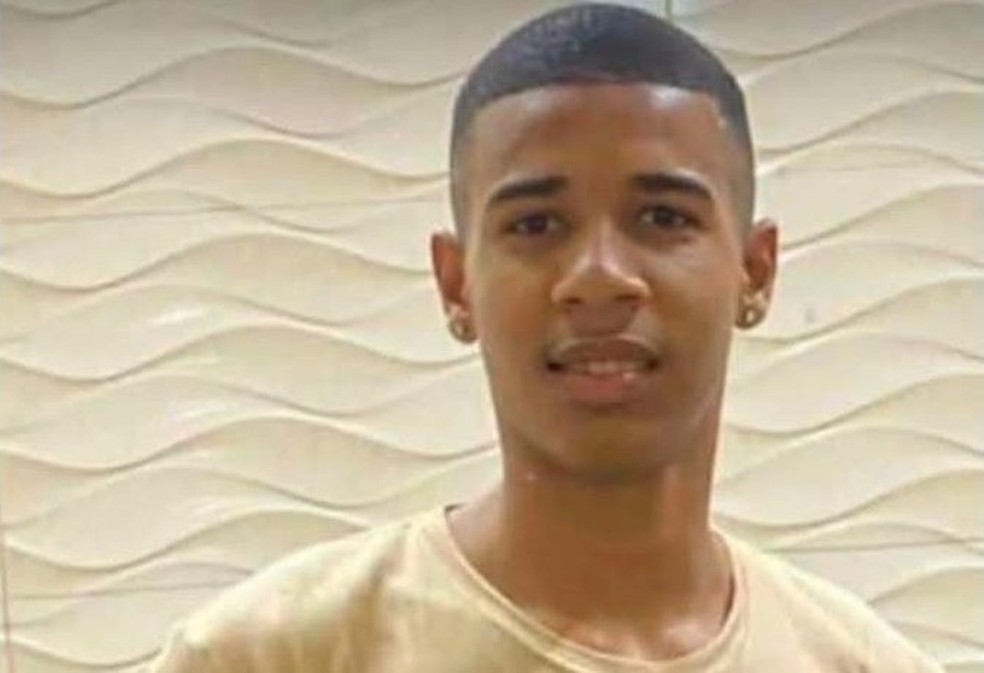 Jogador de futebol é baleado na cabeça depois de pisar no pé de traficante no réveillon em RJ Jogador de futebol é baleado na cabeça depois de pisar no pé de traficante no réveillon em RJ
