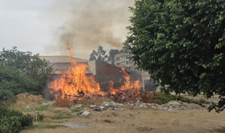 Moradores denunciam incêndio em terreno privado com entulho e cobram providências, em Juazeiro, BA Moradores denunciam incêndio em terreno privado com entulho e cobram providências, em Juazeiro, BA