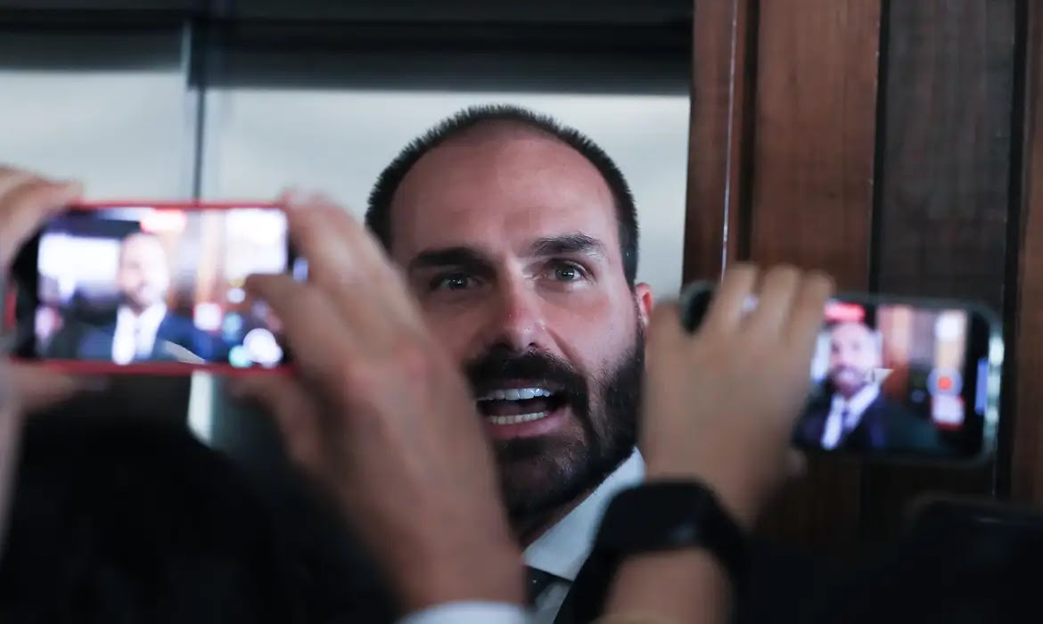 Eduardo Bolsonaro diz que não vai renunciar ao mandato de deputado Eduardo Bolsonaro diz que não vai renunciar ao mandato de deputado