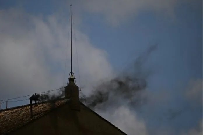 Segundo dia de conclave começa com fumaça preta e sem escolha do novo papa Segundo dia de conclave começa com fumaça preta e sem escolha do novo papa