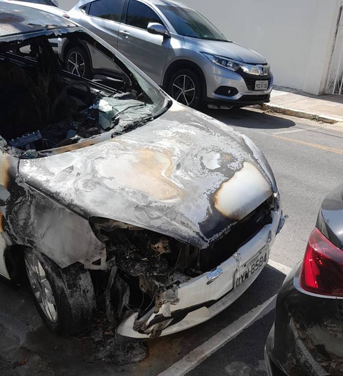 Carro incendiado e abandonado há meses chama atenção em área central de Petrolina, PE Carro incendiado e abandonado há meses chama atenção em área central de Petrolina, PE