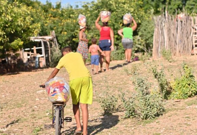 Famílias em vulnerabilidade social recebem cestas alimentares no interior de Juazeiro, BA Famílias em vulnerabilidade social recebem cestas alimentares no interior de Juazeiro, BA