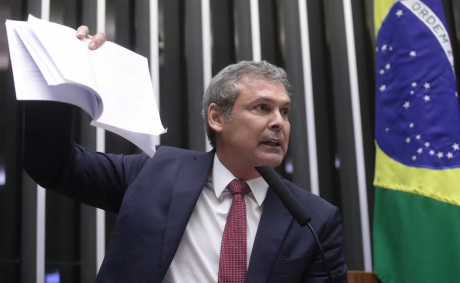 Partidos prometem acionar STF contra decisão da Câmara de suspender ação sobre golpe Partidos prometem acionar STF contra decisão da Câmara de suspender ação sobre golpe