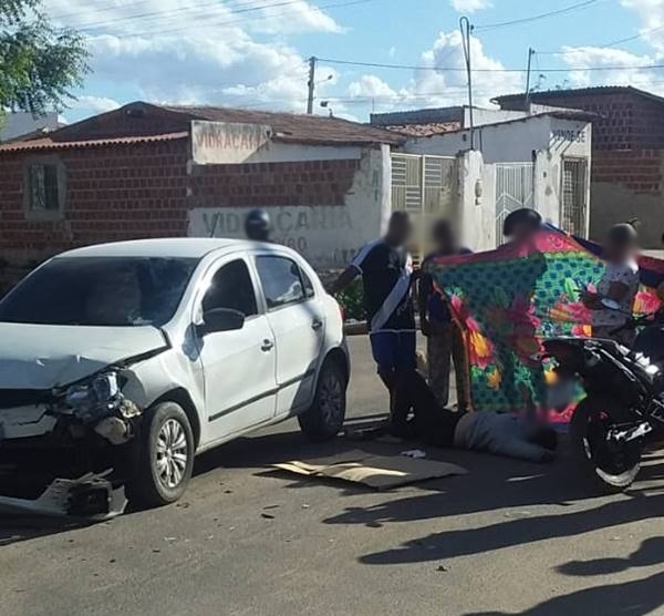 Motociclista é atingida por carro no bairro Padre Vicente, em Juazeiro, BA Motociclista é atingida por carro no bairro Padre Vicente, em Juazeiro, BA