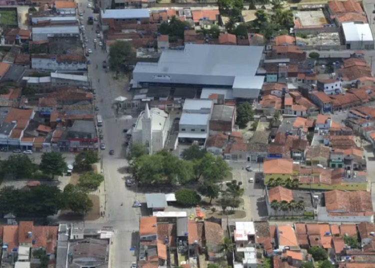 Mulher trans é presa suspeita de estuprar adolescente de 13 anos na Bahia; mãe da vítima denunciou o caso após ver vídeo do crime Mulher trans é presa suspeita de estuprar adolescente de 13 anos na Bahia; mãe da vítima denunciou o caso após ver vídeo do crime