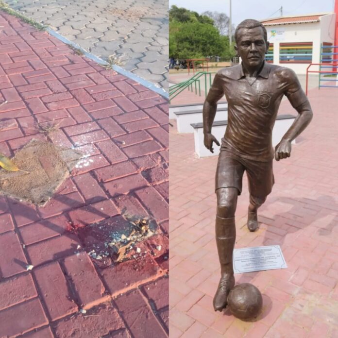Prefeitura de Juazeiro afirma que seguirá cumprindo determinação do MPBA que recomendou retirada da estátua do jogador Daniel Alves Prefeitura de Juazeiro afirma que seguirá cumprindo determinação do MPBA que recomendou retirada da estátua do jogador Daniel Alves
