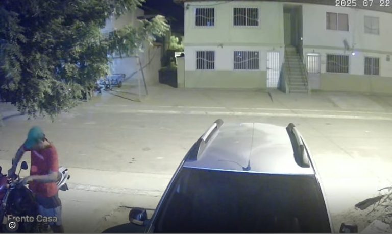 Homem é flagrado furtando moto em frente a residência no bairro Itaberaba, em Juazeiro Homem é flagrado furtando moto em frente a residência no bairro Itaberaba, em Juazeiro
