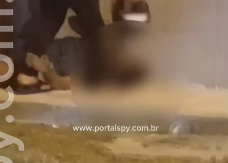 Homem ataca mulher com capacete e deixa rosto da vítima ferido na Bahia; veja vídeo Homem ataca mulher com capacete e deixa rosto da vítima ferido na Bahia; veja vídeo