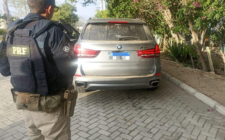 Homem compra carro de luxo roubado por R mil e é detido pela PRF em Caruaru Homem compra carro de luxo roubado por R mil e é detido pela PRF em Caruaru