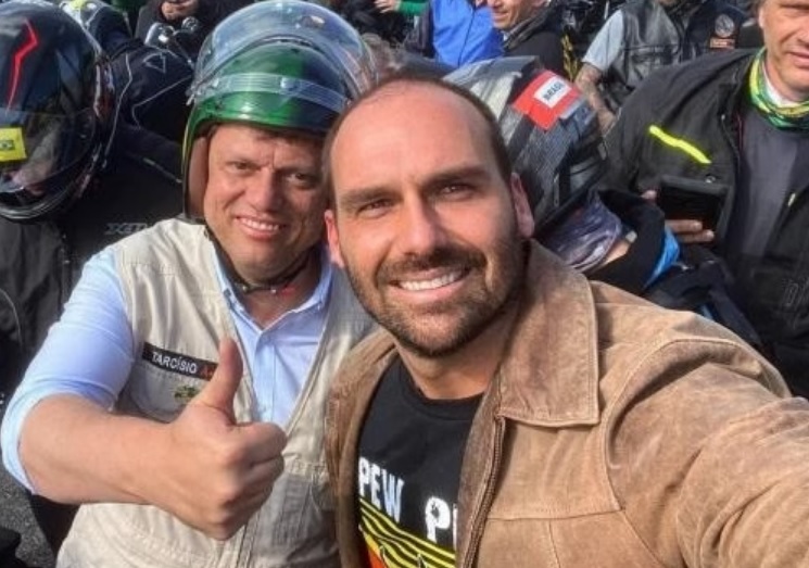 Eduardo Bolsonaro critica Tarcísio por negociar com EUA: 'É um desrespeito comigo' e governador rebate: ‘Estou olhando para São Paulo’ Eduardo Bolsonaro critica Tarcísio por negociar com EUA: 'É um desrespeito comigo' e governador rebate: ‘Estou olhando para São Paulo’