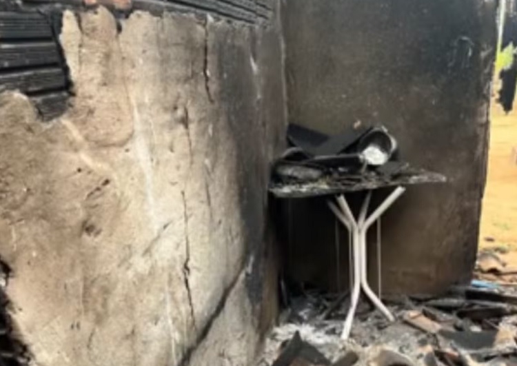 Mulher é presa por matar namorado a pauladas e carbonizar corpo; filho e amigo da acusada também participaram do crime Mulher é presa por matar namorado a pauladas e carbonizar corpo; filho e amigo da acusada também participaram do crime