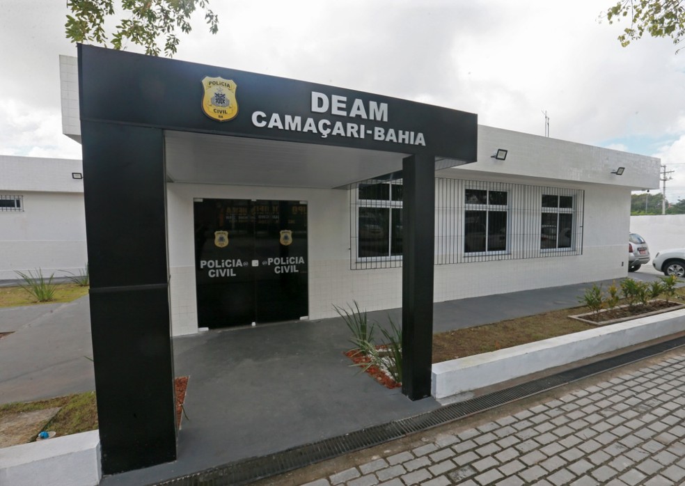 Homem é preso em flagrante após tentar matar companheira e inventar que os dois sofreram assalto na Bahia Homem é preso em flagrante após tentar matar companheira e inventar que os dois sofreram assalto na Bahia