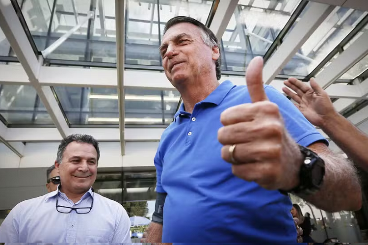 Exame de Bolsonaro aponta suspeita de pneumonia, e médico pede repouso Exame de Bolsonaro aponta suspeita de pneumonia, e médico pede repouso