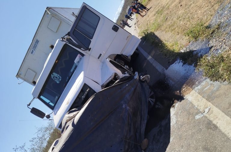 Acidente entre carro e caminhão deixa quatro mortos próximo a Dormentes Acidente entre carro e caminhão deixa quatro mortos próximo a Dormentes
