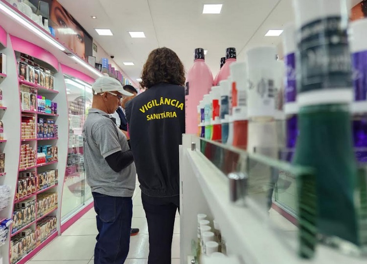 Procon e Vigilância Sanitária fiscalizam lojas de cosméticos no Centro de Juazeiro, BA Procon e Vigilância Sanitária fiscalizam lojas de cosméticos no Centro de Juazeiro, BA