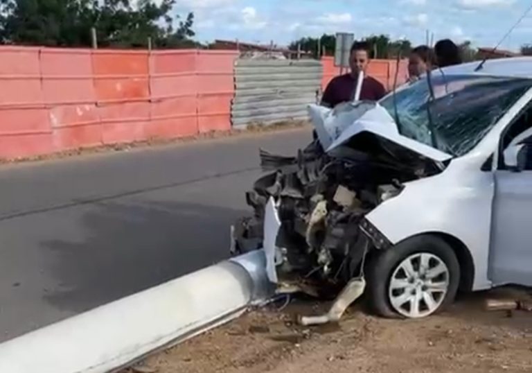 Carro bate em poste e deixa feridos na rodovia Salitre, em Juazeiro Carro bate em poste e deixa feridos na rodovia Salitre, em Juazeiro