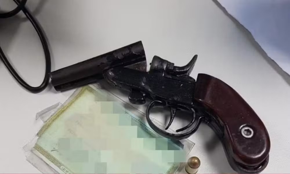 Adolescente de 14 anos é flagrado com revólver dentro de ônibus escolar em Feira de Santana Adolescente de 14 anos é flagrado com revólver dentro de ônibus escolar em Feira de Santana