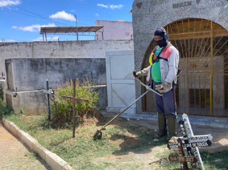 Semana Santa: Mutirão de limpeza é realizado nos cemitérios municipais de Juazeiro, BA Semana Santa: Mutirão de limpeza é realizado nos cemitérios municipais de Juazeiro, BA