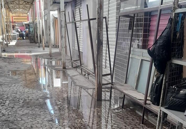 Vazamento de esgoto incomoda feirantes no Mercado Popular de Juazeiro; SAAE define data de resolução Vazamento de esgoto incomoda feirantes no Mercado Popular de Juazeiro; SAAE define data de resolução