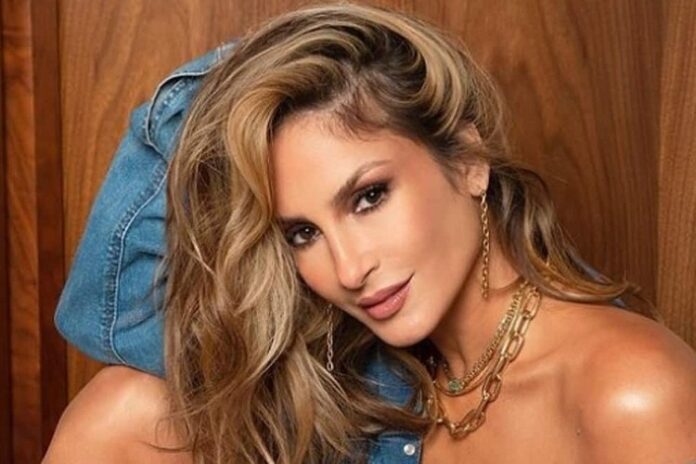 Claudia Leitte se envolve em nova polêmica com público LGBTQI+ e internautas resgatam vídeos para defendê-la, mas também atacá-la Claudia Leitte se envolve em nova polêmica com público LGBTQI+ e internautas resgatam vídeos para defendê-la, mas também atacá-la