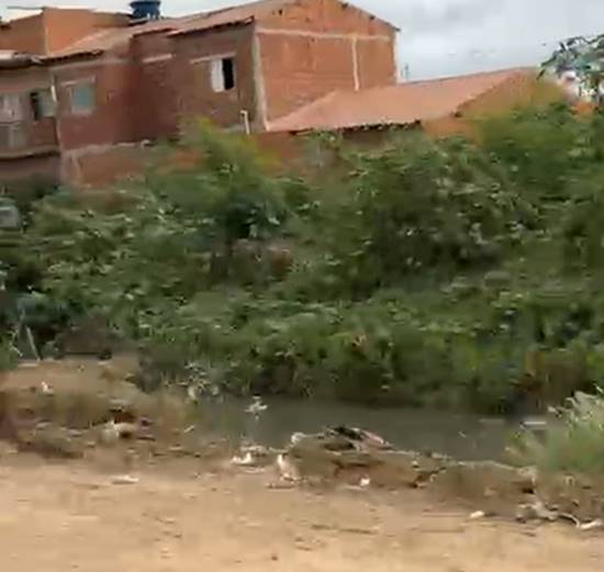 Moradores denunciam limpeza incompleta em canal do bairro Monte Castelo, em Juazeiro, BA Moradores denunciam limpeza incompleta em canal do bairro Monte Castelo, em Juazeiro, BA