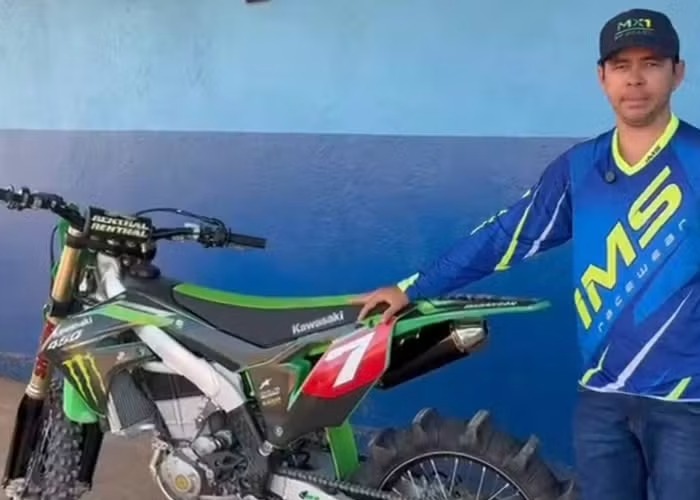 Piloto atravessa rio Xingu de moto durante campeonato em São Félix do Xingu (PA) Piloto atravessa rio Xingu de moto durante campeonato em São Félix do Xingu (PA)