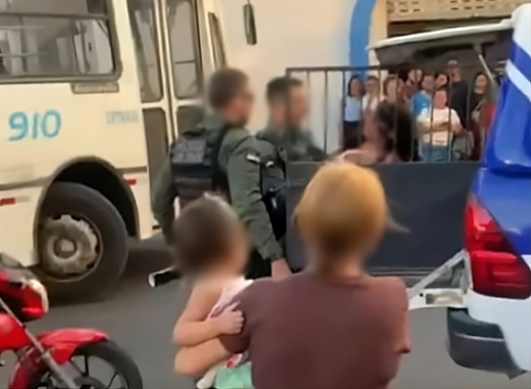 Mulher é presa após perseguir e esfaquear homem em loja, em Petrolina, PE Mulher é presa após perseguir e esfaquear homem em loja, em Petrolina, PE