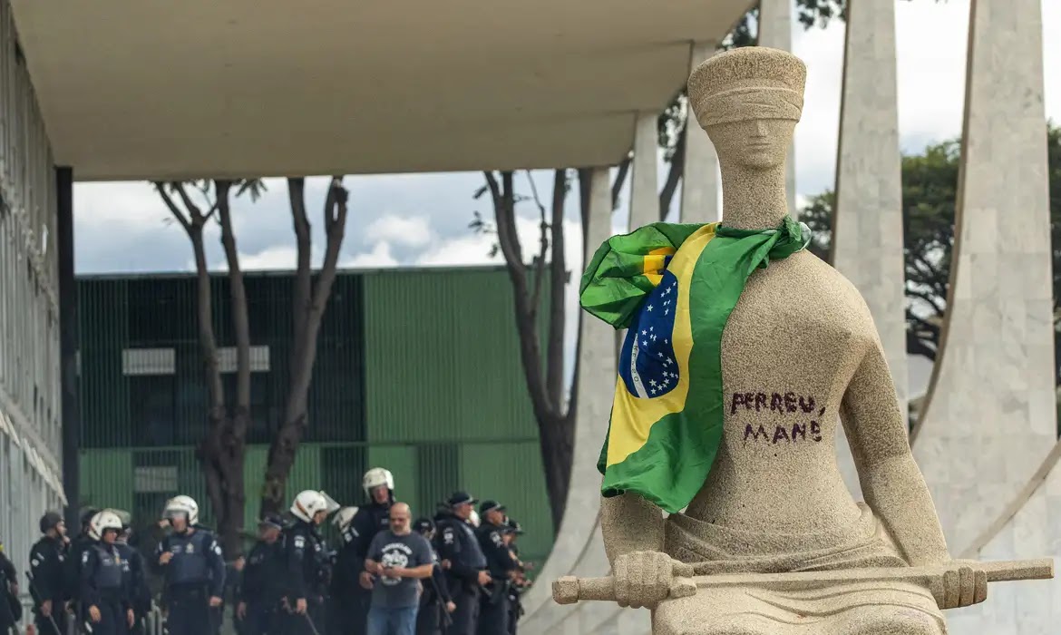 Mulher que pichou estátua do STF deixa prisão Mulher que pichou estátua do STF deixa prisão