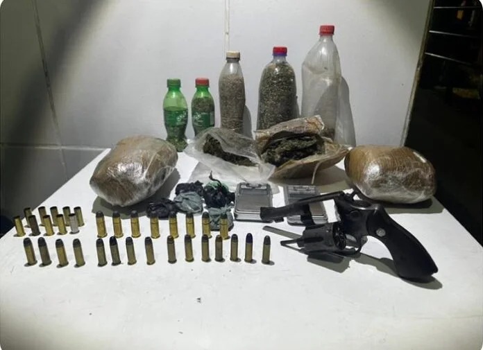 Polícia Militar prende homem com arma de fogo e drogas no Projeto Maria Tereza, em Petrolina, PE Polícia Militar prende homem com arma de fogo e drogas no Projeto Maria Tereza, em Petrolina, PE