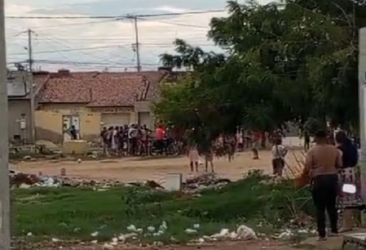Ataque a tiros executado por trio deixa dois mortos e um ferido no bairro Alto do Cruzeiro, em Juazeiro, BA Ataque a tiros executado por trio deixa dois mortos e um ferido no bairro Alto do Cruzeiro, em Juazeiro, BA