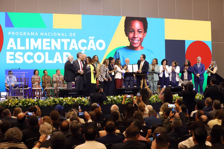 Governo federal reduz para 15% o limite de alimentos processados e ultraprocessados nas escolas públicas, anuncia assessoria Governo federal reduz para 15% o limite de alimentos processados e ultraprocessados nas escolas públicas, anuncia assessoria