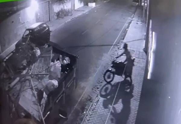Ladrão é flagrado furtando moto na Vila Mocó, em Petrolina, PE Ladrão é flagrado furtando moto na Vila Mocó, em Petrolina, PE