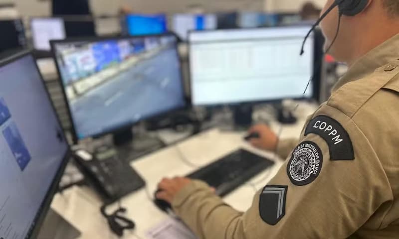 Mulher liga para a polícia e simula pedido de pizza para denunciar violência doméstica na Bahia Mulher liga para a polícia e simula pedido de pizza para denunciar violência doméstica na Bahia