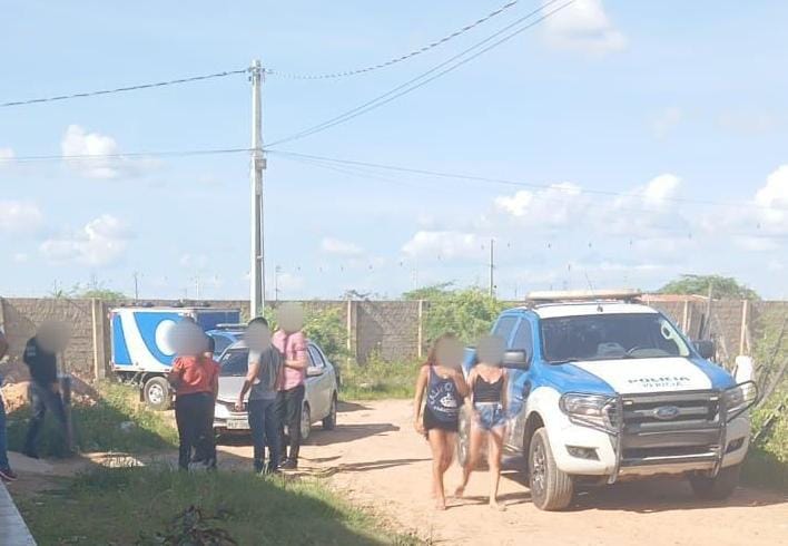 Polícia Civil é recebida a tiros, e suspeitos morrem durante cumprimento de mandado de prisão em Juazeiro (BA), relatam populares Polícia Civil é recebida a tiros, e suspeitos morrem durante cumprimento de mandado de prisão em Juazeiro (BA), relatam populares