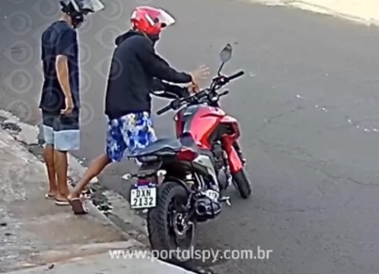 Dupla furta moto em 15 segundos, e moradores lamentam: Dupla furta moto em 15 segundos, e moradores lamentam: