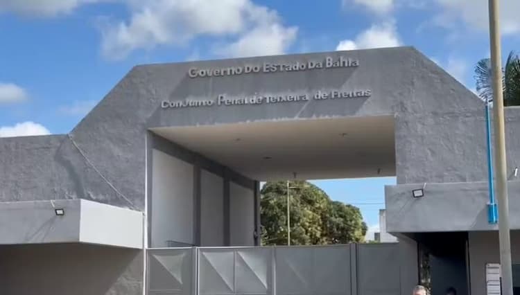 Quatro detentos cavam buraco em parede e fogem de presídio na Bahia Quatro detentos cavam buraco em parede e fogem de presídio na Bahia