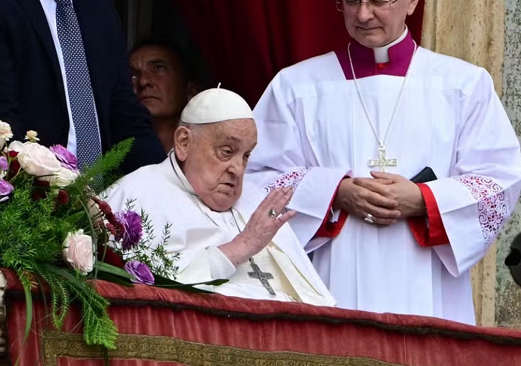 Domingo de Páscoa: Papa Francisco saúda milhares de católicos na Praça de São Pedro, Roma Domingo de Páscoa: Papa Francisco saúda milhares de católicos na Praça de São Pedro, Roma