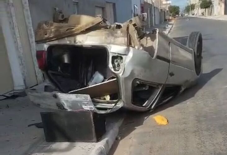 Carro de passeio tomba no bairro Santa Luzia em Petrolina; ninguém ficou ferido Carro de passeio tomba no bairro Santa Luzia em Petrolina; ninguém ficou ferido