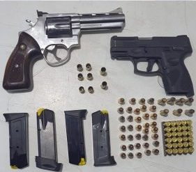 Polícia Militar prende homem por posse ilegal de armas de fogo no bairro Dom Avelar, em Petrolina Polícia Militar prende homem por posse ilegal de armas de fogo no bairro Dom Avelar, em Petrolina