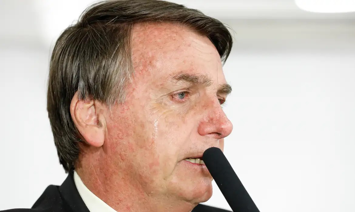 PF cumpre mandados na casa de Jair Bolsonaro, que usará tornozeleira PF cumpre mandados na casa de Jair Bolsonaro, que usará tornozeleira