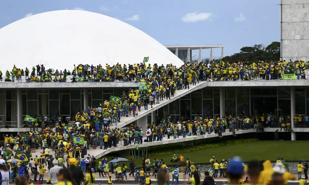 Moraes concede prisão domiciliar a condenado do 8/1 com câncer Moraes concede prisão domiciliar a condenado do 8/1 com câncer