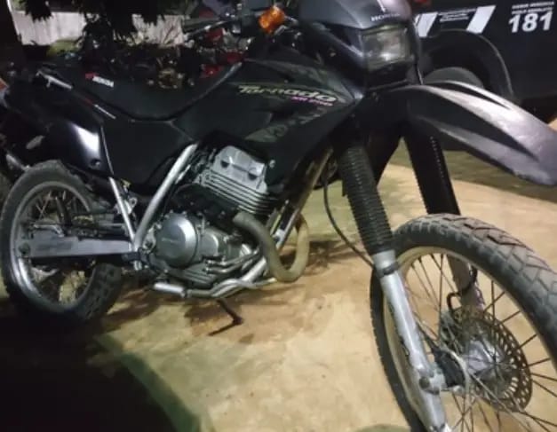 Após tentativa de fuga, Polícia Militar recupera moto furtada em Juazeiro, BA Após tentativa de fuga, Polícia Militar recupera moto furtada em Juazeiro, BA