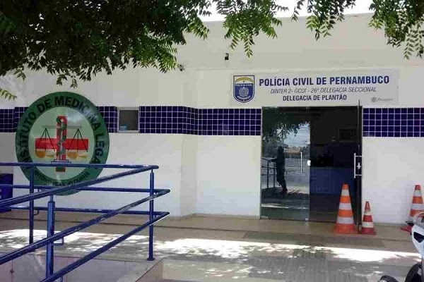 Ataque a tiros deixa jovem morto e adolescente ferido no interior de residência em Petrolina, PE Ataque a tiros deixa jovem morto e adolescente ferido no interior de residência em Petrolina, PE